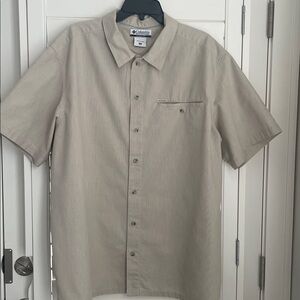Columbia Men's tan cotton button up camp Shirt